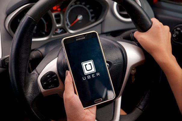 Panoul publicitar UBER din Aeroportul Otopeni a fost înlăturat ca urmare a conflictului cu taximetriștii
