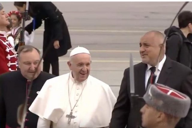 Papa Francisc a ajuns în Bulgaria. Preoților ortodocși li s-a interzis să se roage cu el