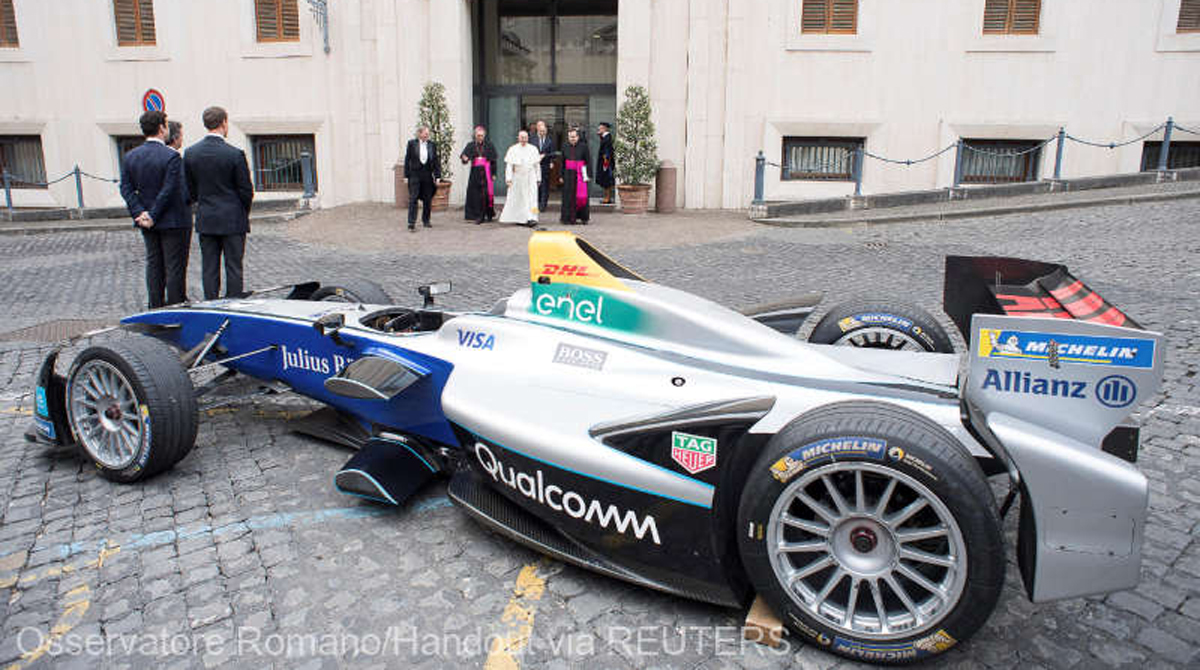 Papa Francisc a binecuvântat o mașină de cursă din Formula E