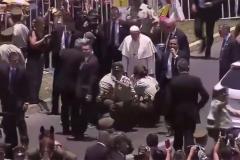 Papa Francisc a coborât din papamobil pentru a ajuta o poliţistă căzută de pe cal