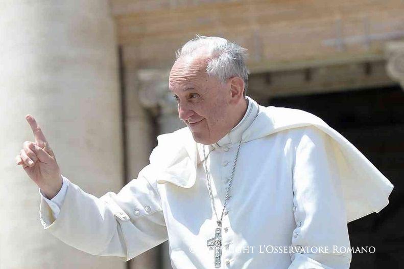 Papa Francisc a rămas blocat în lift timp de 25 de minute. Suveranul pontif a fost salvat de echipele de pompieri