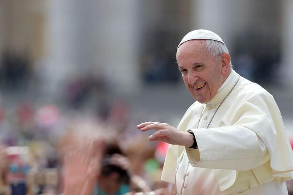 Papa Francisc a recunoscut că evoluţionismul şi Big Bang-ul sunt reale şi că Dumnezeu nu este 