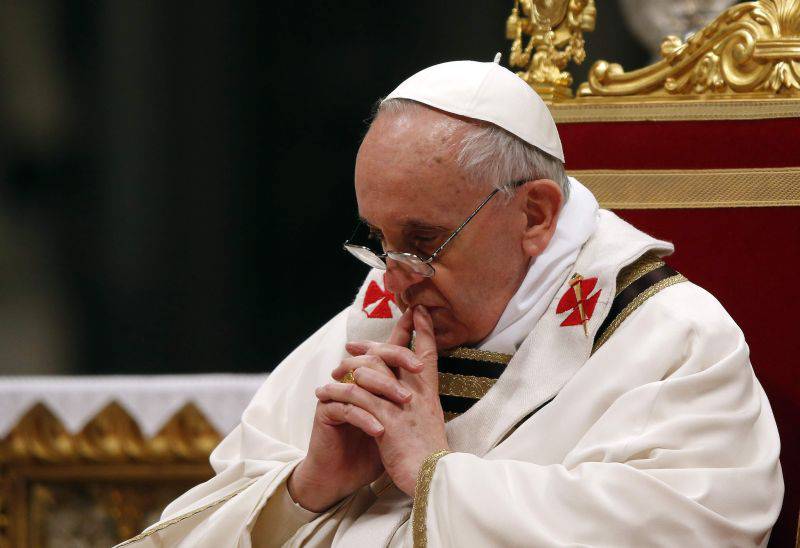 Papa Francisc a savurat frunze de coca în avionul cu care a călătorit din Ecuador spre Bolivia