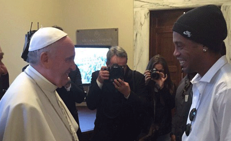 Papa Francisc și Ronaldinho organizează un nou