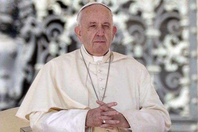 Papa Francisc îndeamnă familiile să renunţe la telefoane în timpul meselor