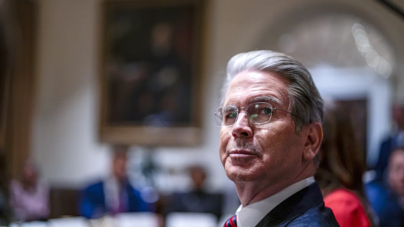 Paradoxul războiului din Golf: SUA sunt în război cu Iranul, dar au ridicat sancțiunile pe petrol iranian
