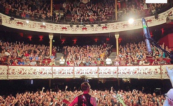 Paris: Membrii formaţiei rock care concerta în sala Bataclan ar fi scăpat cu viaţă