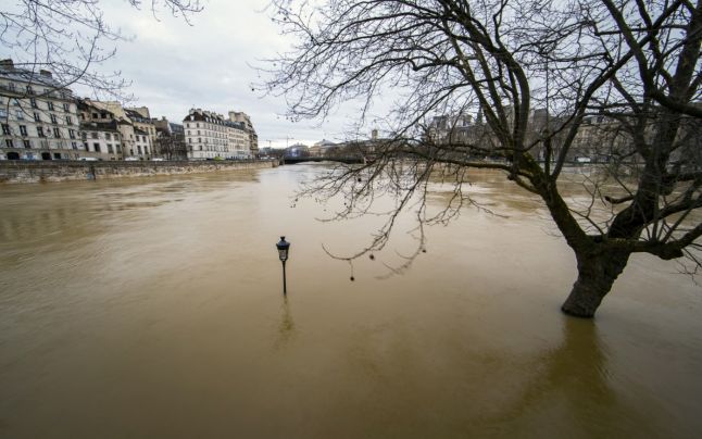 Paris: Sena s-a revărsat, nivelul fluviului ar putea ajunge sâmbătă la 6,2 metri