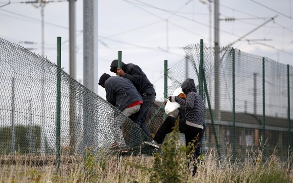 Parisul şi Londra anunţă că fac din migrare o prioritate absolută
