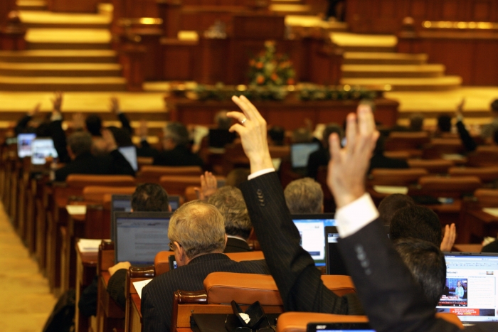 Parlamentarii, fără maşini în teritoriu, dar cu 150 de euro în plus la cazare