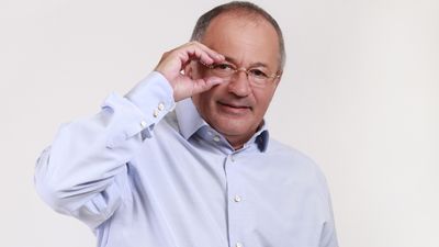 Pas cu pas, guvernul și partidul său