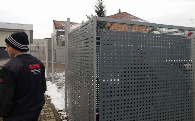 Paznicii unui supermarket, acuzaţi că au închis într-o cuşcă o persoană a străzii