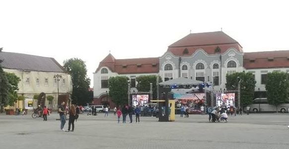 Pe ce mai cheltuie Gabriela Firea banii: 20 de spectatori la un concert finantat de Primaria Bucuresti in Baia Mare