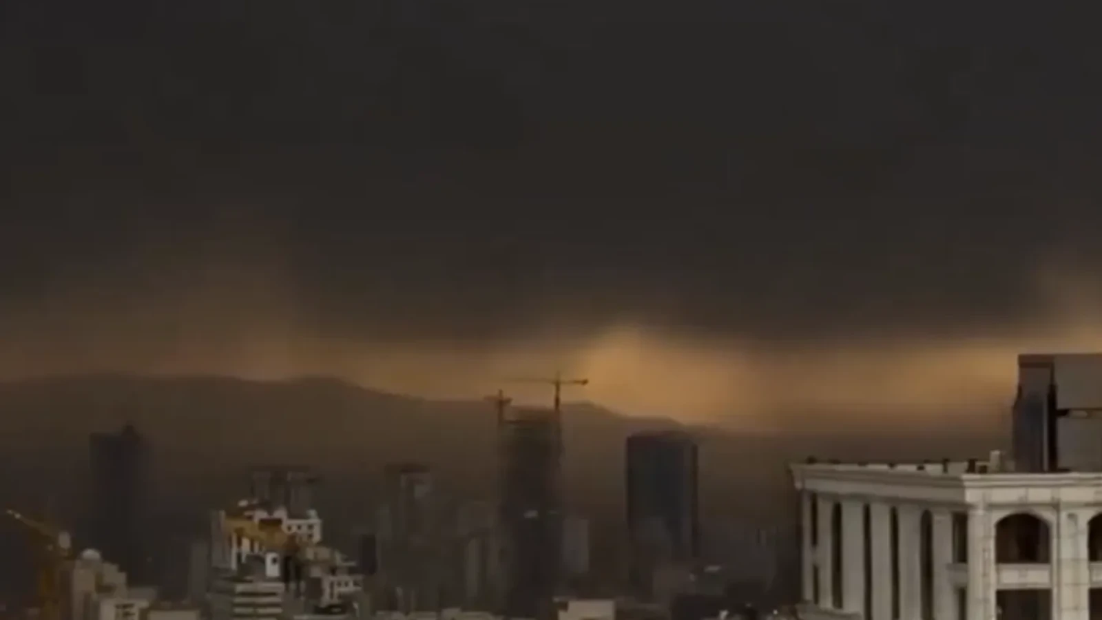 Peisaj apocaliptic în Iran: Ploile negre au acoperit Teheranul. Picăturile provoacă arsuri ale pielii
