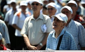 Pensionarii ies în stradă - Se anunţă protest masiv în faţa Guvernului din cauza pensiilor şi a deciziilor luate de Violeta Alexandru