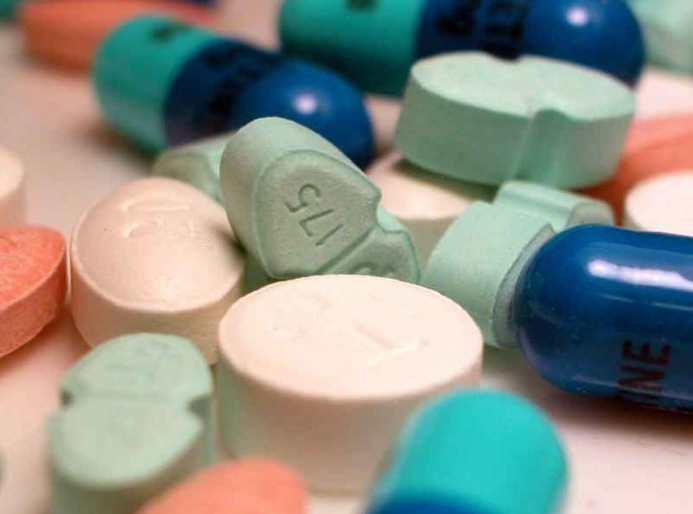 Percheziții la firme care vindeau pe internet medicamente contrafăcute