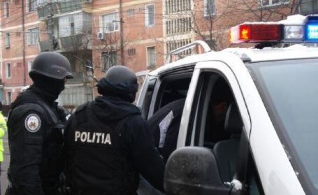Percheziţii la o persoană bănuită de furt de bijuterii în valoare de 100.000 de euro