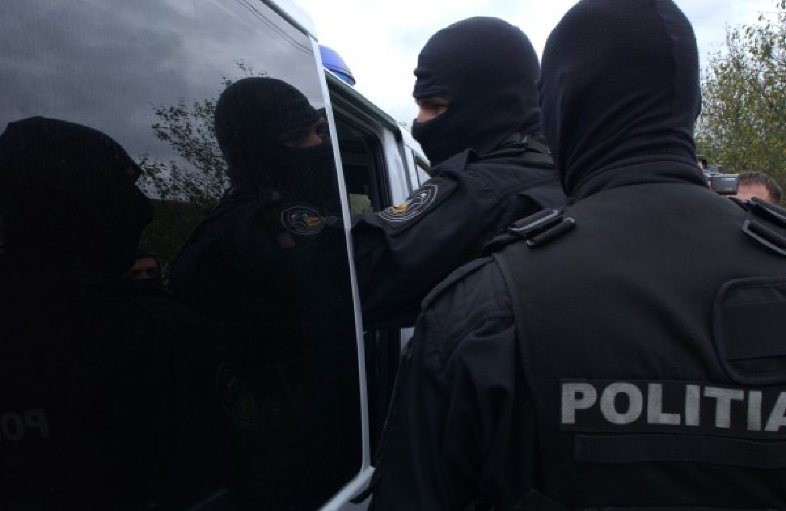 Percheziții la persoane bănuite de braconaj cinegetic și proxenetism