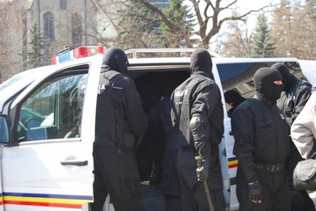 Percheziţii la sediul unei firme de jocuri de noroc şi la persoane care ar fi organizat ilegal turnee de pocker