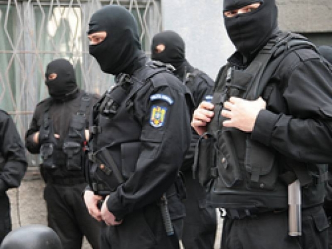 Percheziții în București și Argeș, la persoane bănuite de proxenetism