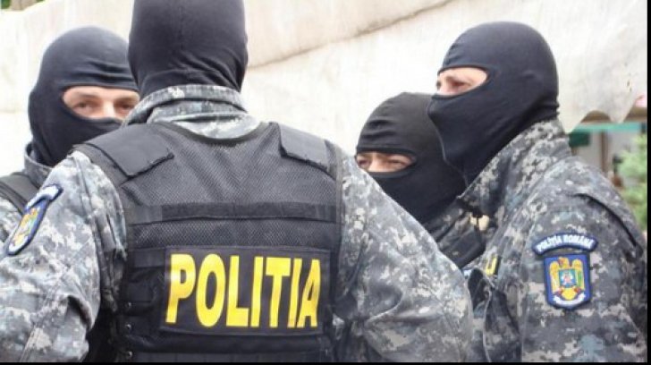 Percheziții: Persoane bănuite de tâlhării și furturi, luate cu asalt de polițiști