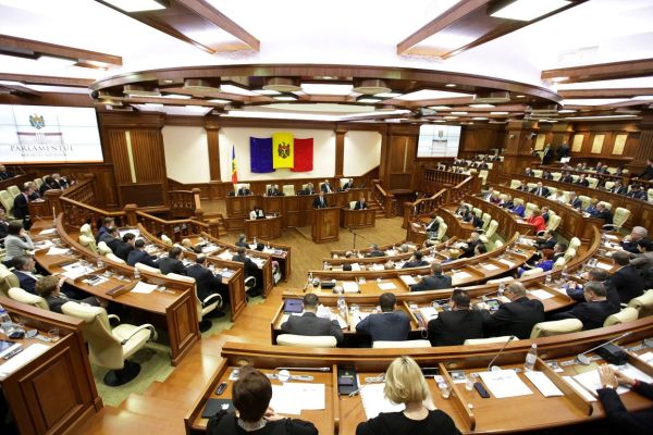 Percheziții în Parlamentul Republicii Moldova. Se caută urma unui miliard de dolari