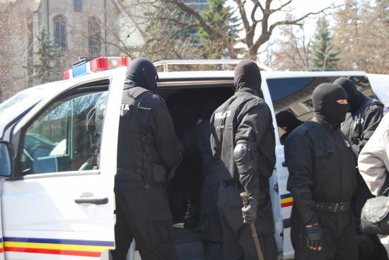 Percheziţii la Iași! Un judecător de la Curtea de Apel a luat mită bani, curcani şi vin