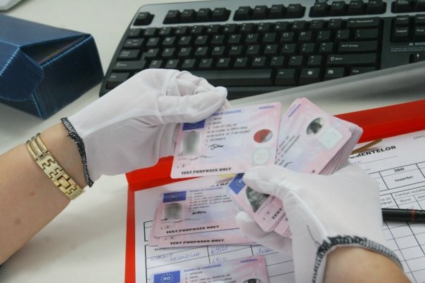 Permise de conducere falsificate, confiscate de la doi soferi