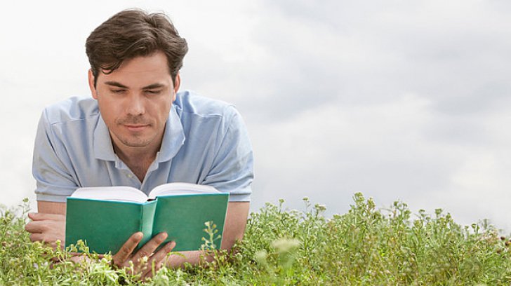 Persoanele care citesc zilnic trăiesc mai mult