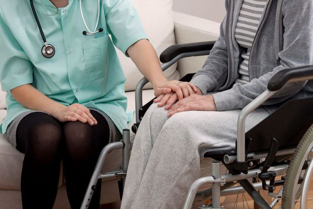 Persoanele cu handicap grav sau accentuat vor beneficia de îngrijire și la domiciliul unui asistent personal