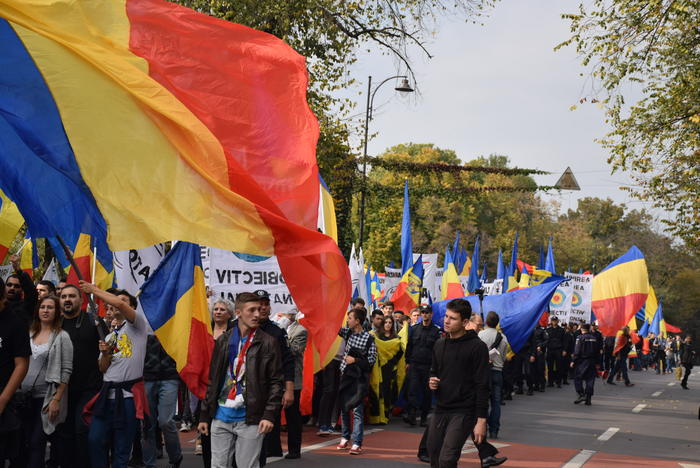 Peste 1.500 de oameni au participat la marșul din București pentru unirea României cu Republica Moldova