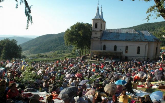 Peste 150 de pelerini la Nicula, îngrjiţi de medici din cauza unor lipotimii, înţepături de insecte