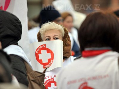 Peste 16.000 de medici discută despre mărirea salariilor şi o posibilă grevă generală