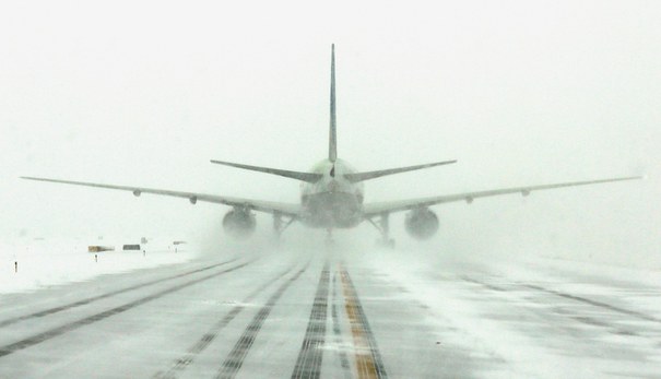 Peste 300 de zboruri au fost anulate pe aeroportul din Frankfurt, din cauza zăpezii şi a gheţii