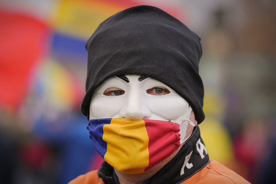 Peste 40% din români vor schimbarea sistemului prin orice mijloace
