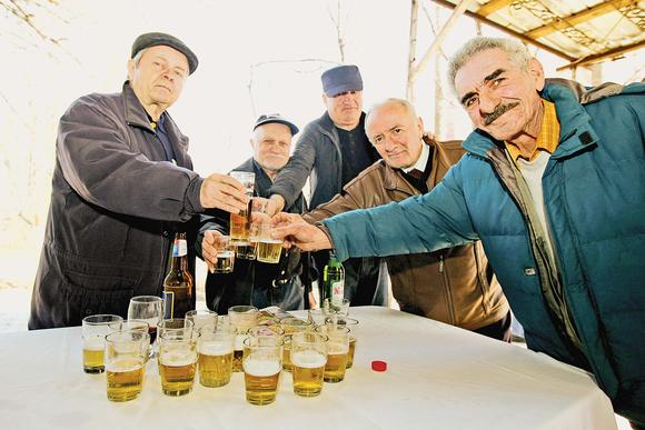 Peste 625.000 de români beau zilnic alcool, iar unul din cinci fumează