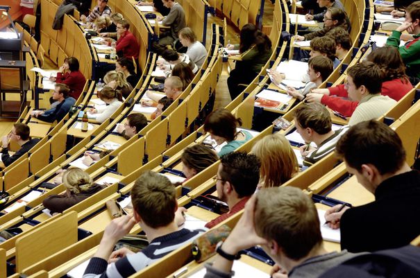 Peste 700 de poliţişti, mobilizaţi luni în zona centrelor universitare din toată ţara
