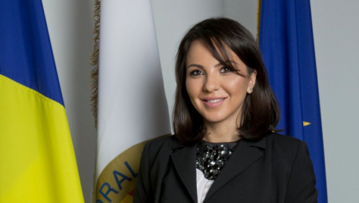 Peste Ceausescu! Şefa AEP, Ana Maria Pătru, avea un portret al lui Băsescu, în birou
