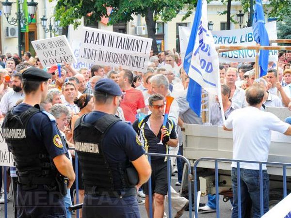 Peste o sută de angajaţi RAAN au protestat cerând plata salariilor restante şi locuri de muncă
