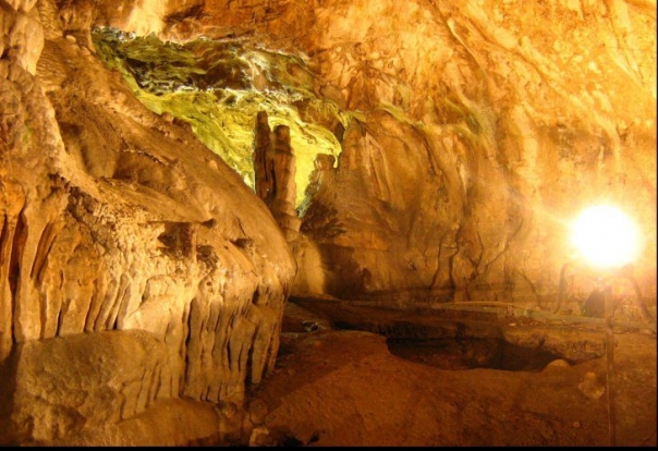 Pesterile din Romania, vizitate de mii de turisti care vor o oaza de racoare