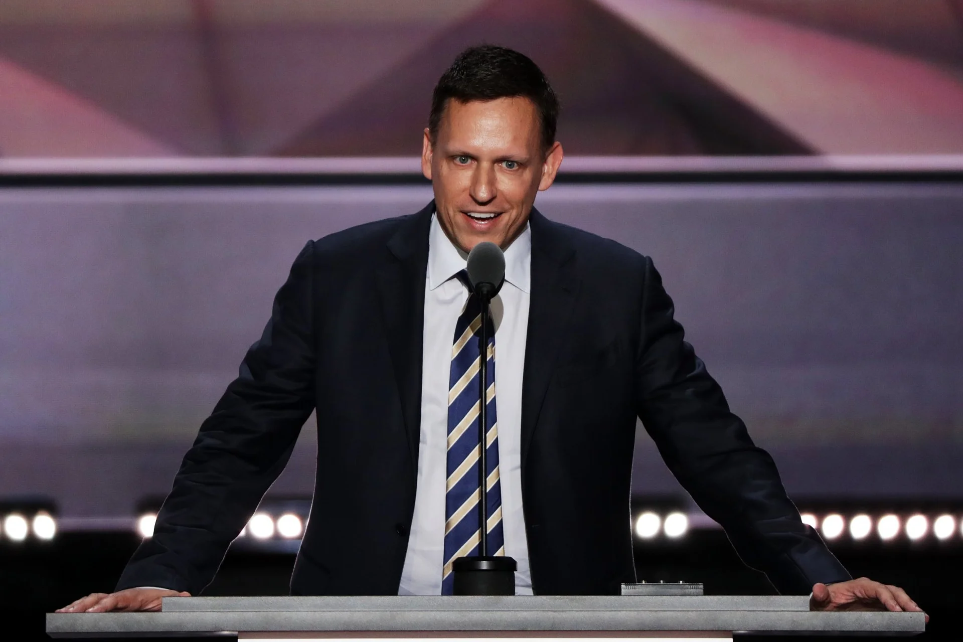 Peter Thiel este foarte interesat de sângele tinerilor. Investitorul nonconformist consideră că transfuziile ar putea fi cheia visului său de a trăi veșnic! VIDEO