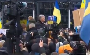 Petro Poroșenko ar putea să fie reținut după revenirea in Ucraina: 
