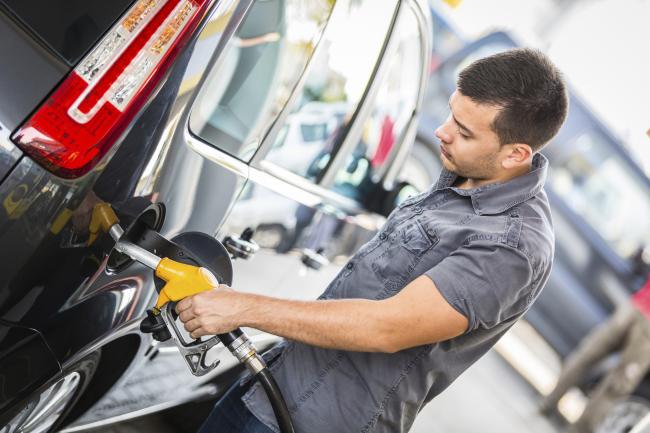 Petrolul se ieftineşte, benzina se scumpeşte