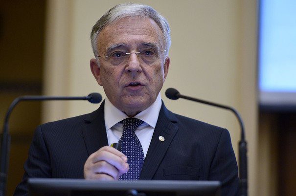 Piaţa financiară: Mugur Isărescu încearcă să ţină în frâu dobânzile la leu. Pe piaţa valutară euro a ajuns la 4,6 lei