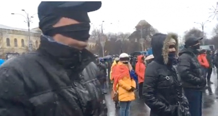 Piata Victoriei: Legati la ochi, au protestat fata de modificarea legilor justitiei