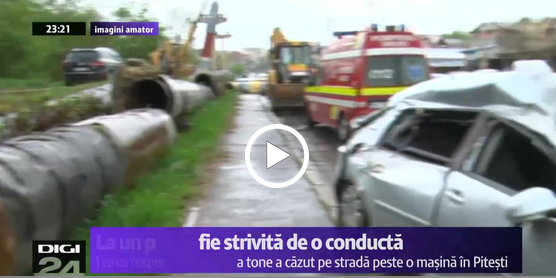 Pitesti: O conductă a căzut peste o mașină în mers