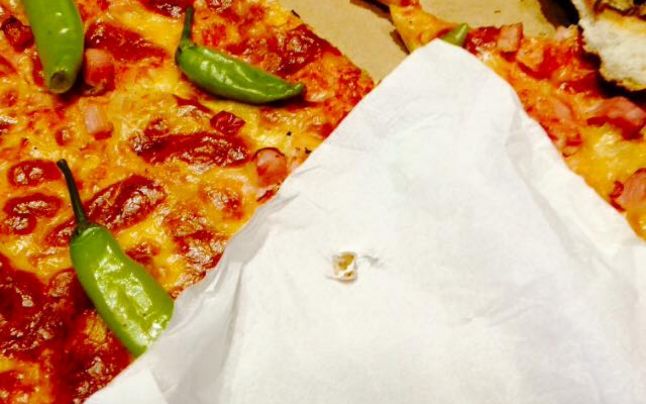 Pizza al dente! Femeie din Arad a gasit un dinte in pizza comandata
