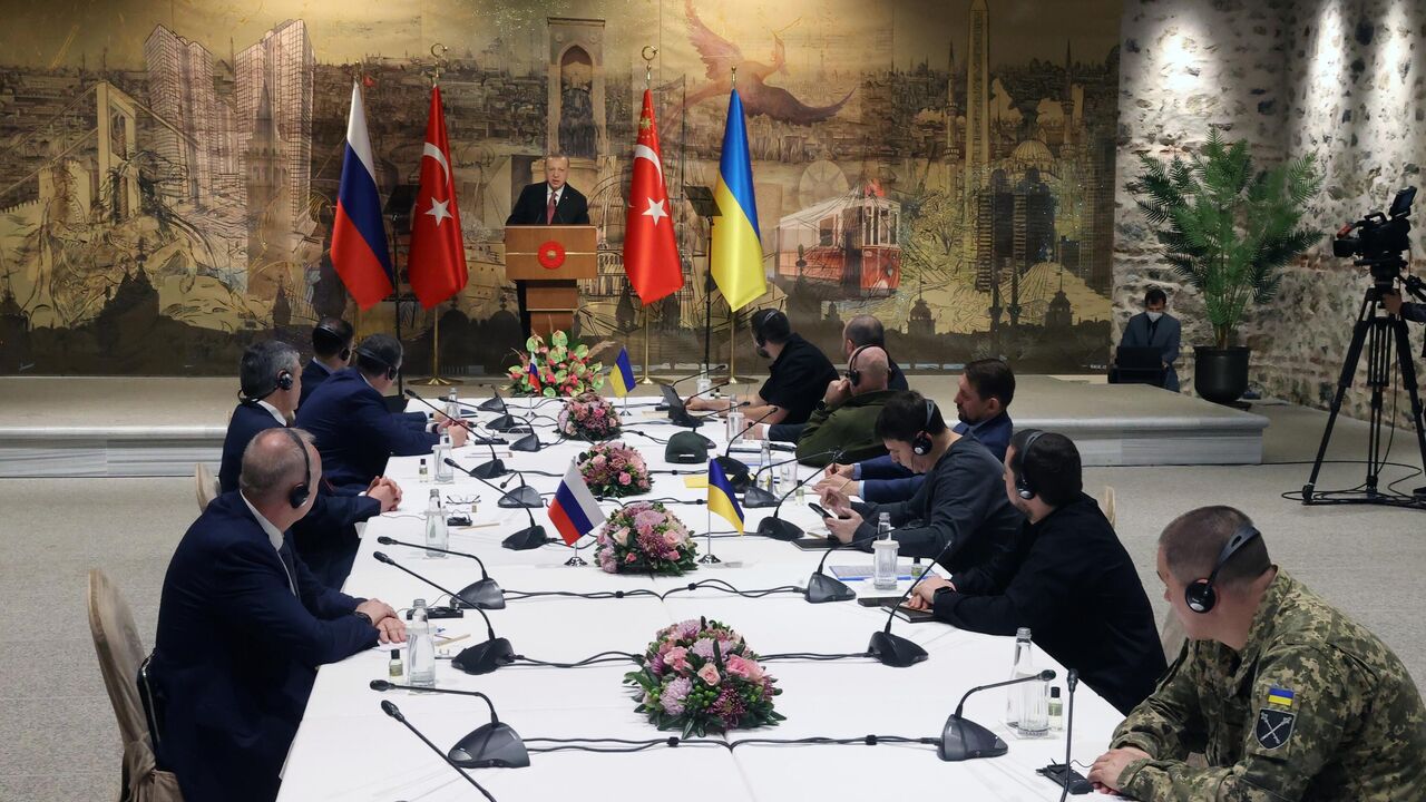 Planul de pace convenit între Rusia și Ucraina in 2022: Occidentul a refuzat garanțiile pentru Kiev rezultând sute de mii de victime în plus!


