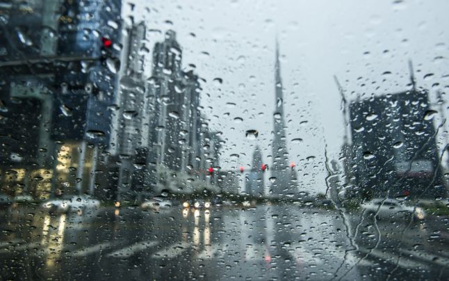 Ploi abundente în Emiratele Arabe după ce autorităţile au comandat însămânţarea norilor. Metoda folosită pentru un val de căldură
