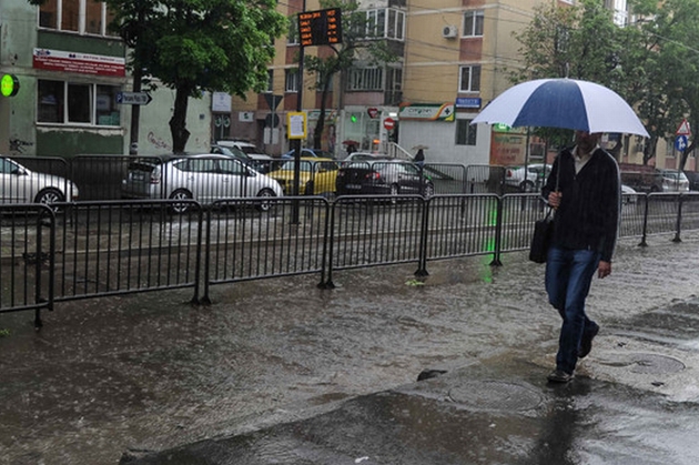 Ploi torenţiale până vineri noapte. De sambata vremea isi revine